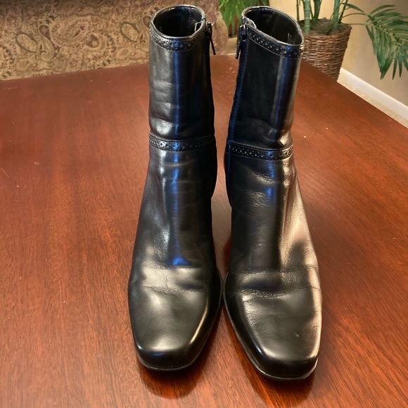 Michelle D black leather 2 1/2” heeled boots.          size 9 1/2M - Picture 3 of 8